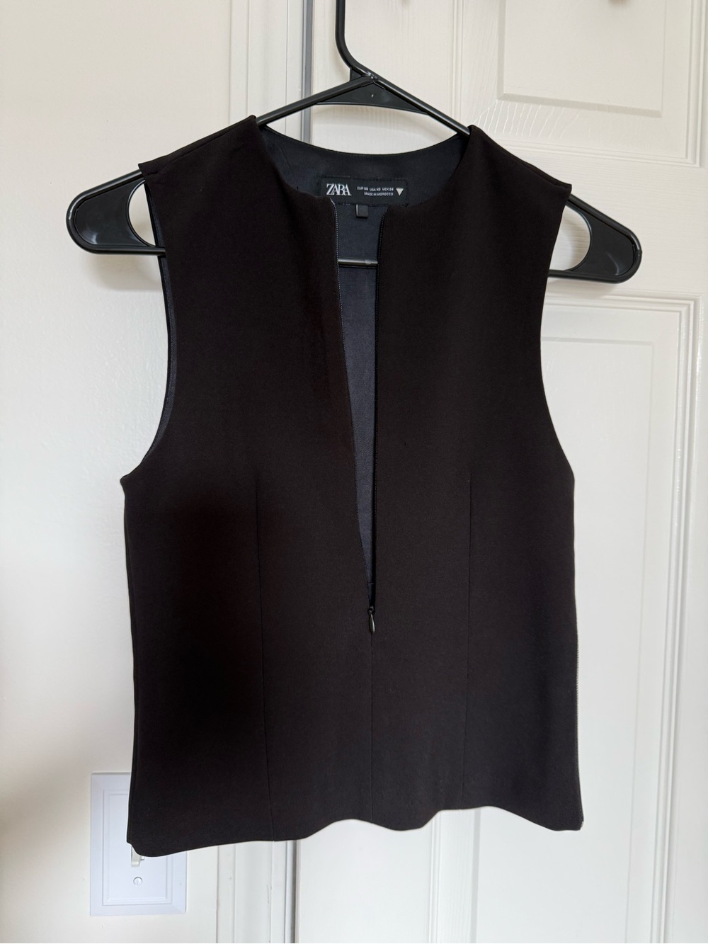 ZARA Black Sleeveless V-Notch Zip-Front Camisole